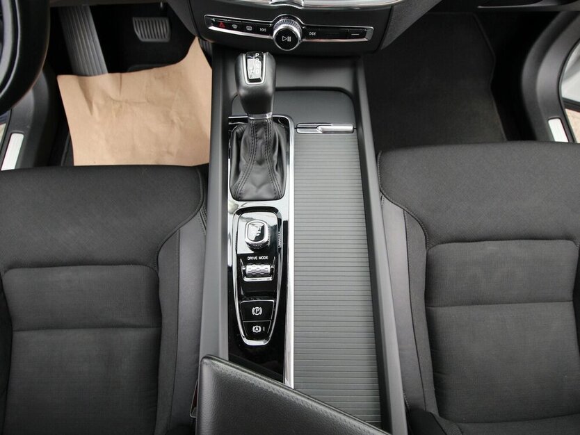 XC60 D4 2WD Momentum LED+AHK+NAVI+360°KAMERA