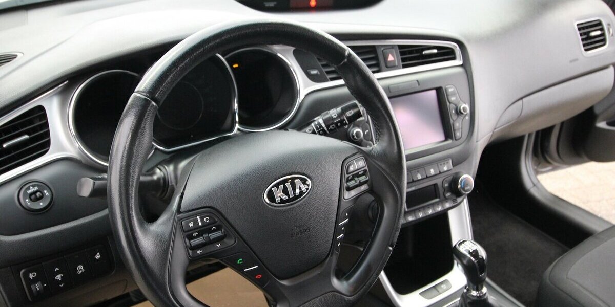 Kia cee´d T-GDI UEFA Euro NAVI+KAMERA+SITZHEIZUNG 84.807 km 10.700 &euro; Hagenow 19230