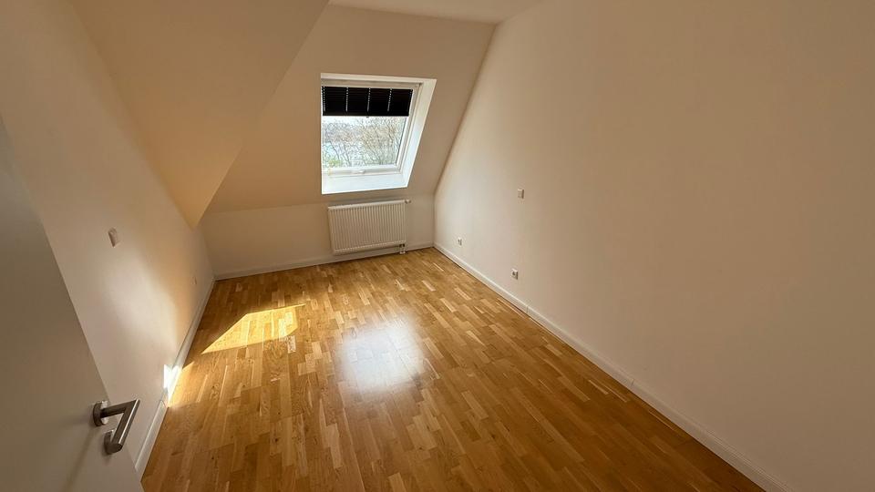 Dachgeschoßwohnung Schwerin Friedrichsthal - 4 Zimmer, 137 m&sup2;, 1.370&euro; | Angebot:25855164
