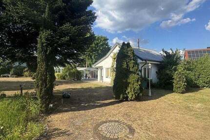 Badehaus mit Pool, großer Terrasse, Carport & Entwicklungspotenzial Kaufpreis: 265.000 € 3 zimmer
