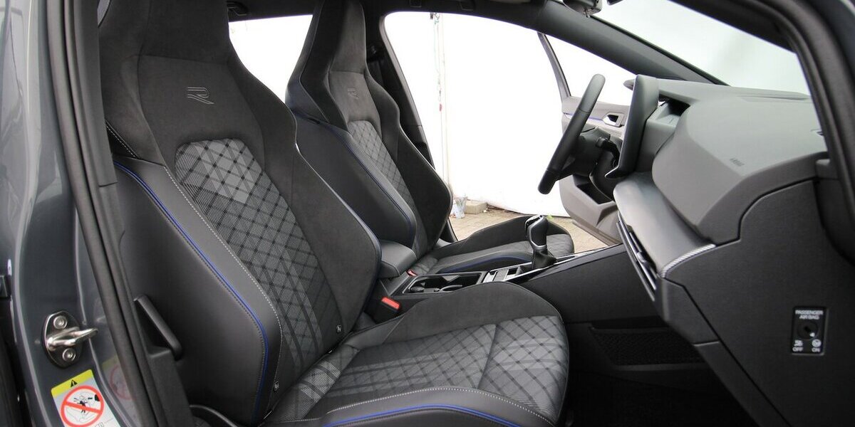VW Golf VIII Variant 1.5 TSI R-Line LED+KAMERA+ACC 38.673 km 25.900 &euro; Hagenow 19230
