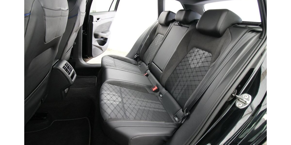 VW Golf VIII Variant 1.5 TSI R-Line LED+KAMERA+ACC 35.963 km 25.900 &euro; Hagenow 19230