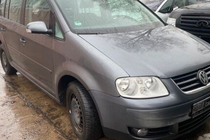 VW Touran 303.000 km 2.650 &euro; Bandenitz 19230