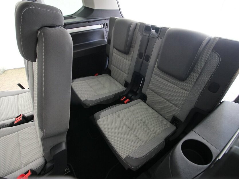 VW Touran 1.5 TSI 7-DSG Comfortline 7-SITZ+NAVI+AHK 25.069 km 32.790 € Hagenow 19230