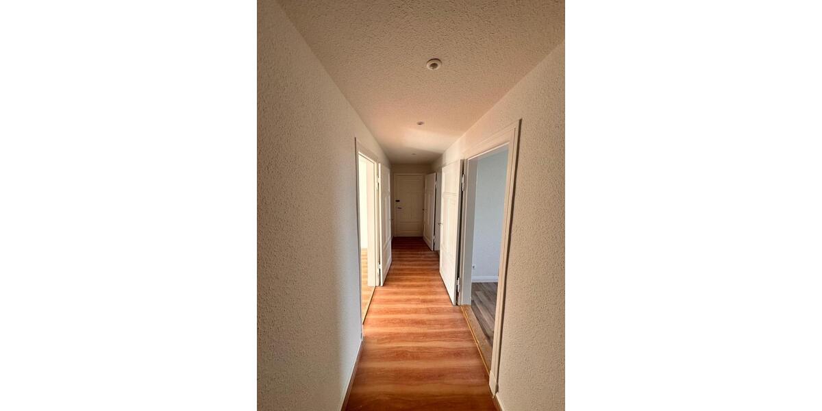 Dachgeschoßwohnung Schwerin - 4 Zimmer, 81 m&sup2;, 650&euro; | Angebot:25249453