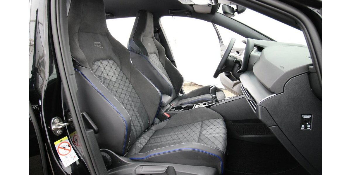 VW Golf VIII Variant 1.5 TSI R-Line LED+KAMERA+ACC 32.175 km 26.600 &euro; Hagenow 19230