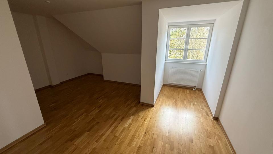 Dachgeschoßwohnung Schwerin Friedrichsthal - 4 Zimmer, 137 m&sup2;, 1.370&euro; | Angebot:25855164