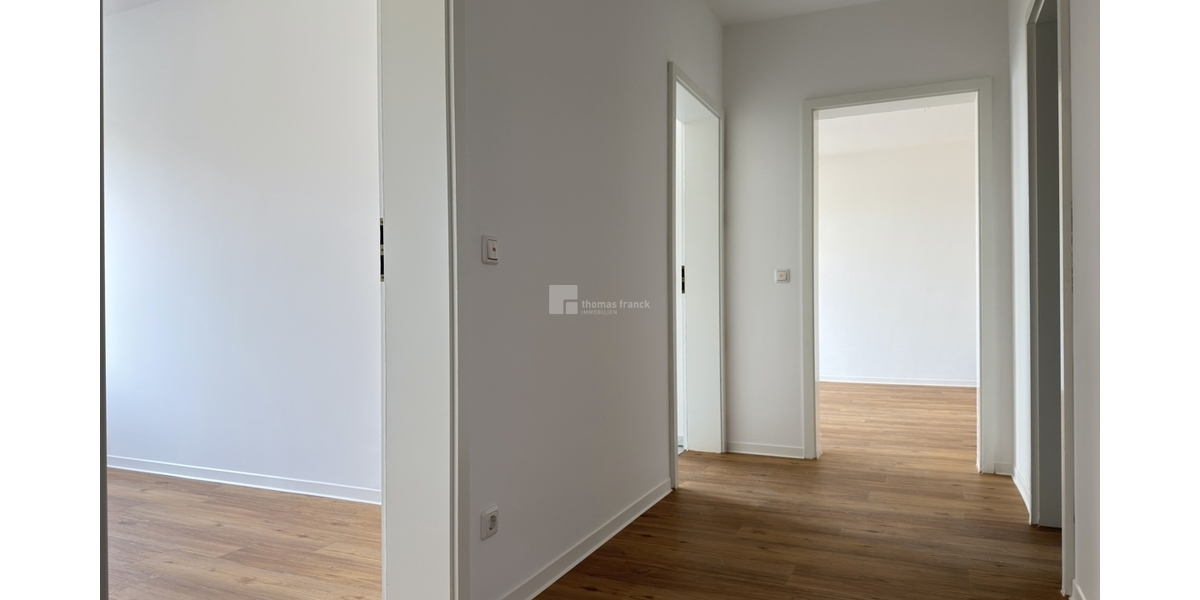 Repräsentatives Wohnen am Schlossgarten: Frisch renoviert & voller Wärme - Etagenwohnung Schwerin Feldstadt | Angebot:26828118