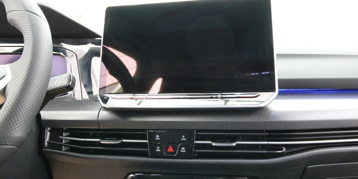 VW Golf VIII Variant 1.5 TSI R-Line LED+KAMERA+ACC 29.927 km 26.500 &euro; Hagenow 19230