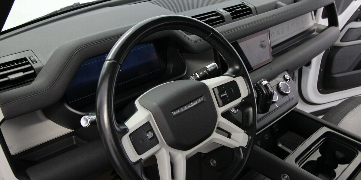 Land Rover Defender D240 2.0 SE AWD LED+AHK+PANO+MEMORY+ACC 72.263 km 43.911 &euro; Hagenow 19230
