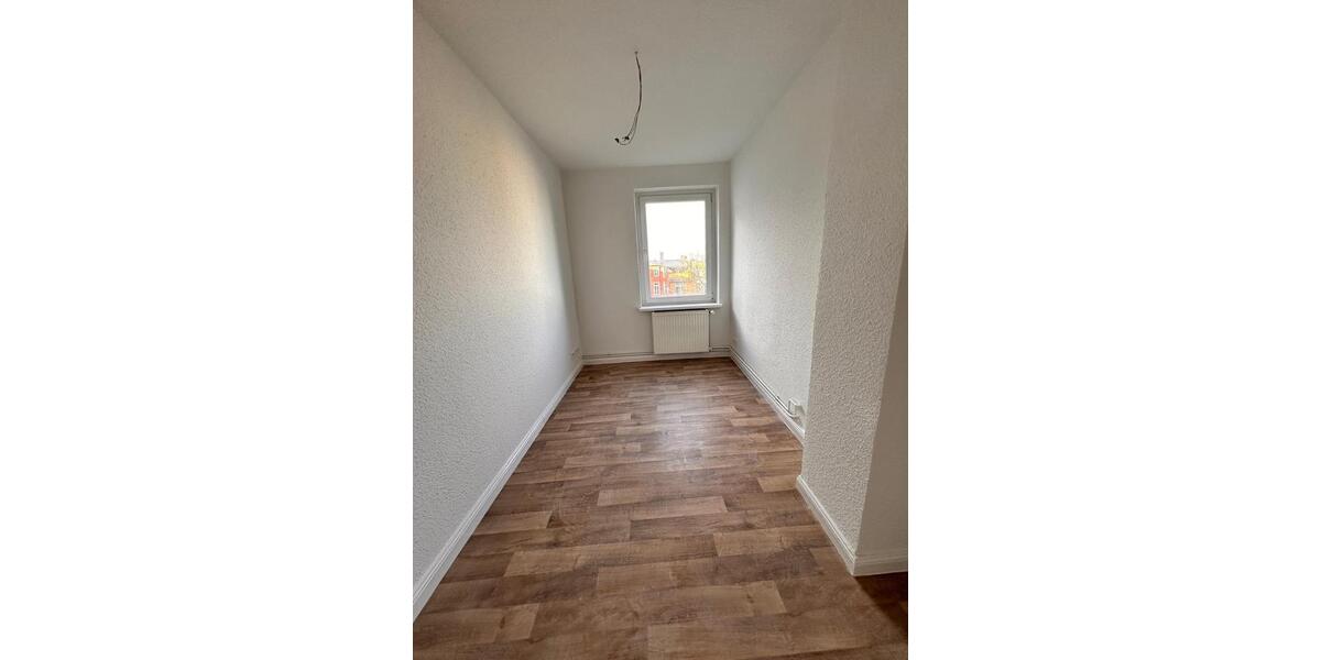 Dachgeschoßwohnung Schwerin - 4 Zimmer, 81 m&sup2;, 650&euro; | Angebot:25249453