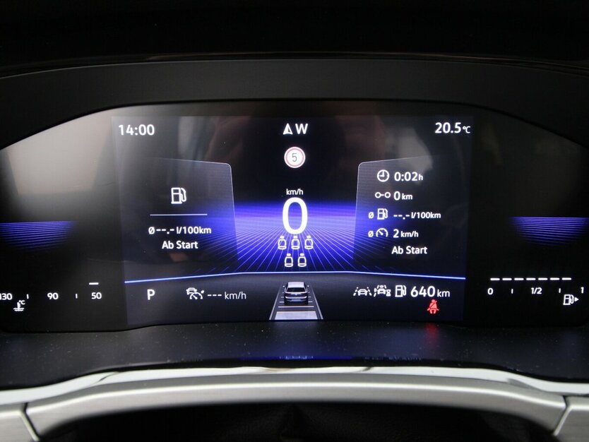 VW Touran 1.5 TSI 7-DSG Comfortline 7-SITZ+NAVI+AHK 25.069 km 32.790 € Hagenow 19230