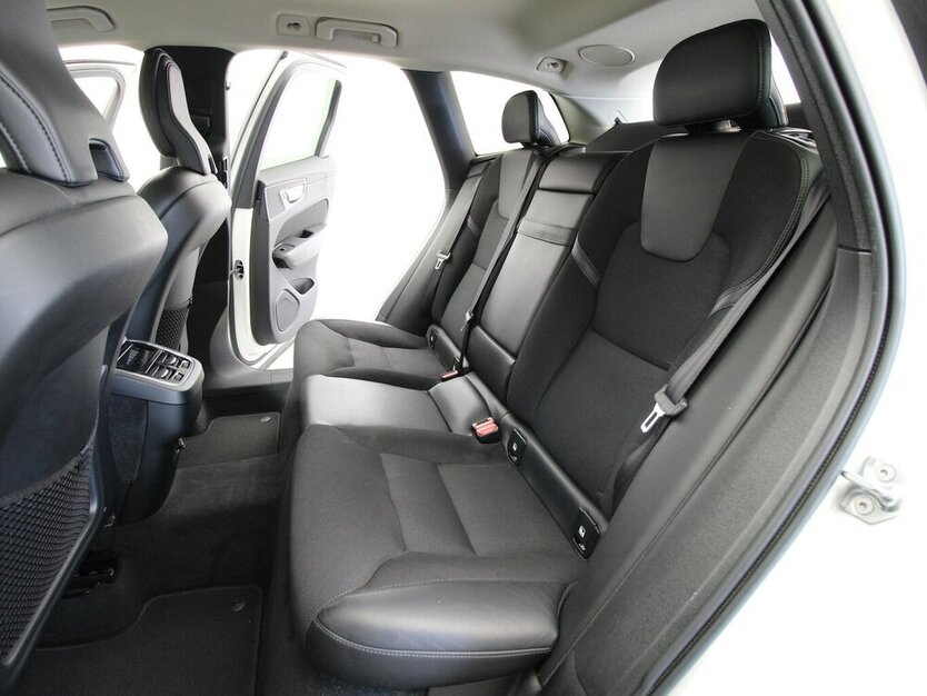 XC60 D4 2WD Momentum LED+AHK+NAVI+360°KAMERA