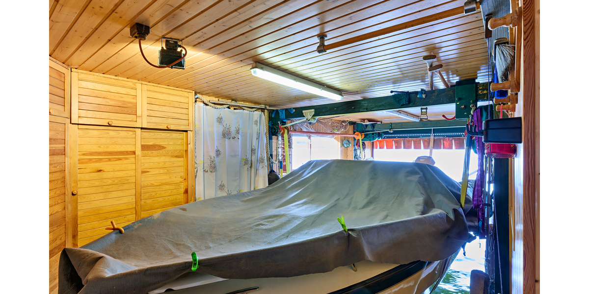 Reetgedecktes, winterfestes Bootshaus mit Bootsgarage und Motorboot am Ziegelsee sofort nutzbar - Gewerbeobjekt Schwerin Werdervorstadt | Angebot:26421371