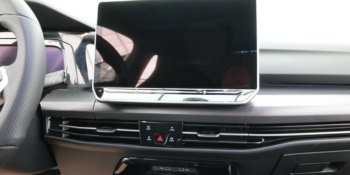 VW Golf VIII Variant 1.5 TSI R-Line LED+KAMERA+ACC 35.963 km 25.900 &euro; Hagenow 19230