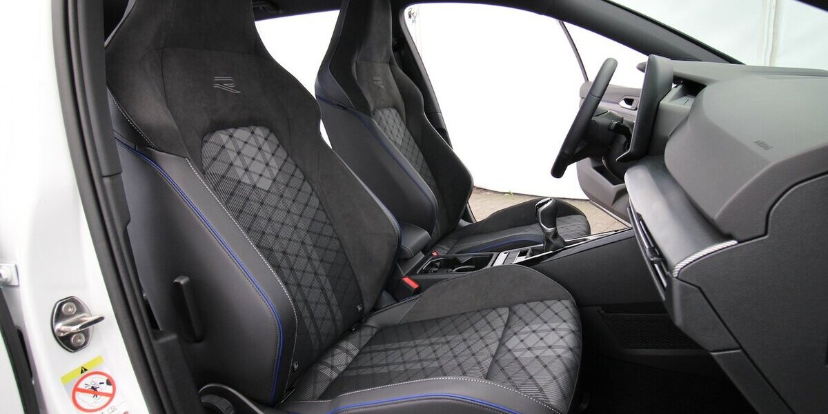 VW Golf VIII Variant 1.5 TSI R-Line LED+KAMERA+ACC 32.787 km 25.900 &euro; Hagenow 19230
