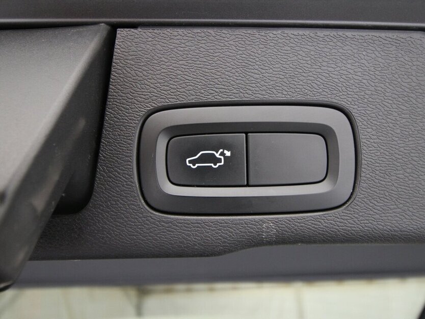 XC60 D4 2WD Momentum LED+AHK+NAVI+360°KAMERA