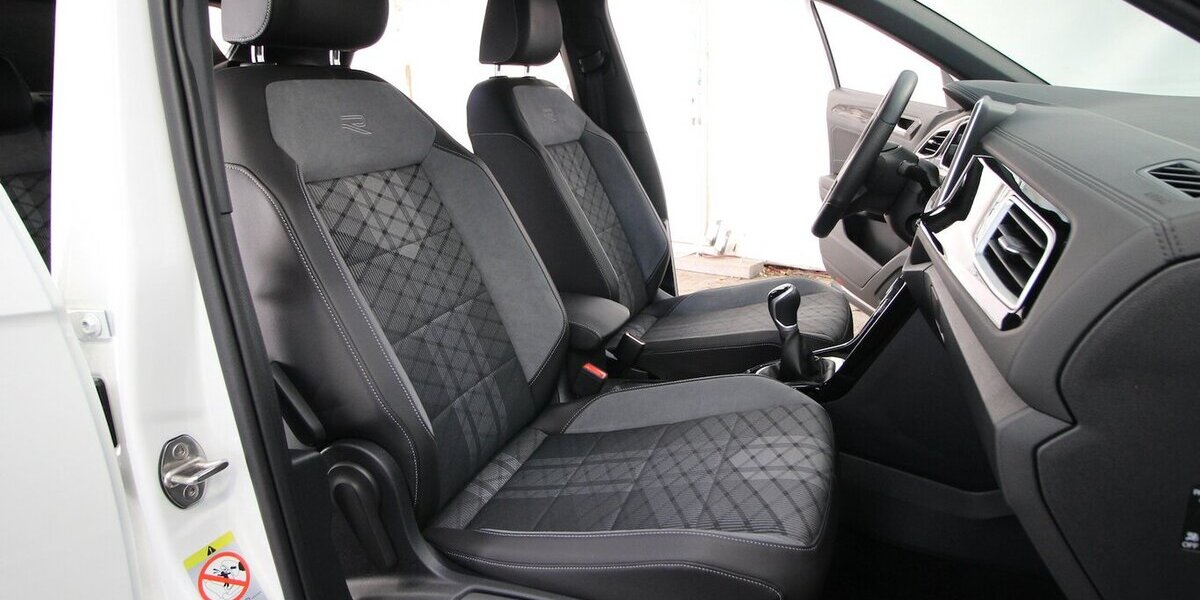 VW T-Roc TSI R-Line LED+ACC+SITZHEIZUNG 22.040 km 24.900 &euro; Hagenow 19230