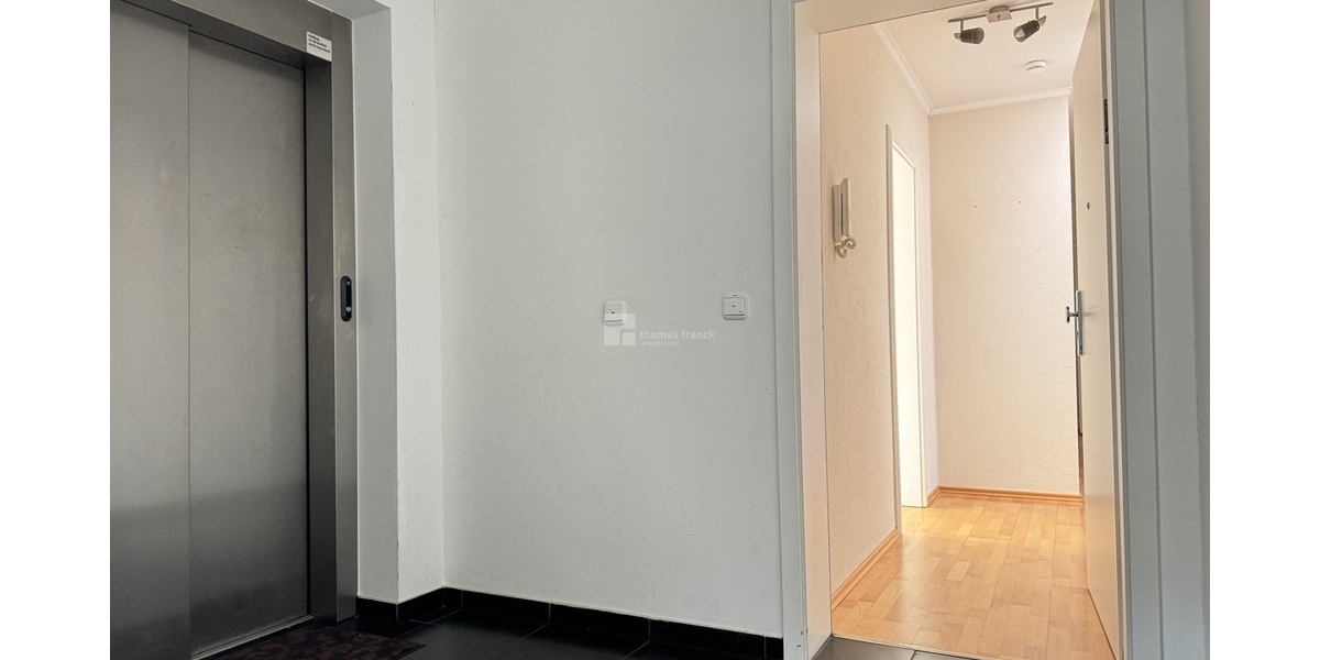 Wohnen mit Weltkulturerbe: 2-Zimmer-Wohnung mit Balkon, Fahrstuhl & Ausblick - Etagenwohnung Schwerin Altstadt | Angebot:26614880