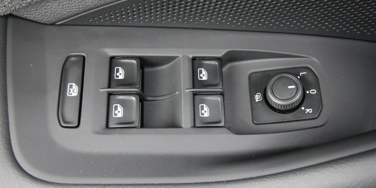 VW Passat Variant 1.5 eTSI 7-DSG LED+KAMERA+WINTER 33.281 km 26.900 &euro; Hagenow 19230