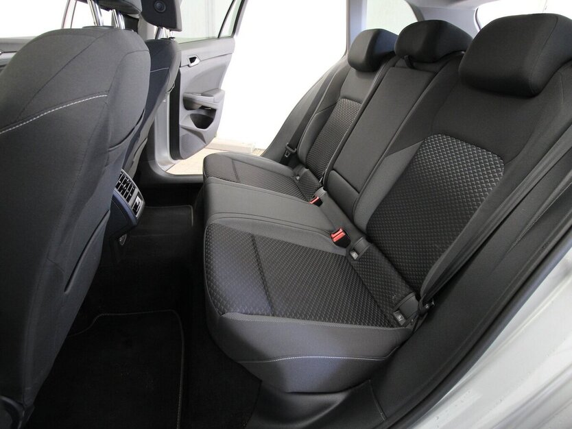 VW Golf VIII Variant 2.0 TDI 7-DSG Active LED+NAVI 70.287 km 20.900 € Hagenow 19230