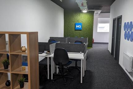 Buchen Sie einen reservierten Coworking-Arbeitsplatz oder Hot Desk in HQ Strehlener Straße zimmer