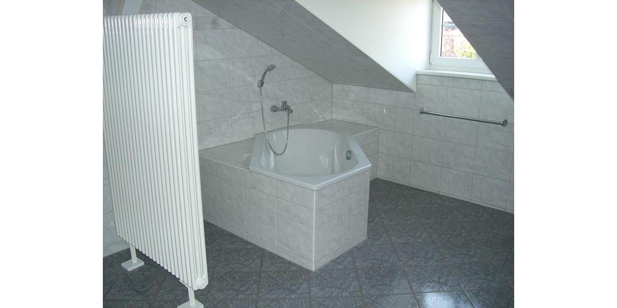 Dachgeschoßwohnung Schwerin Altstadt - 4 Zimmer, 120 m&sup2;, 1.100&euro; | Angebot:25783037