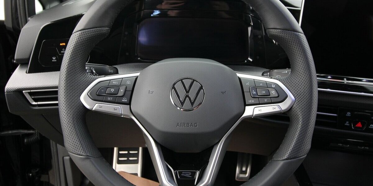 VW Golf VIII Variant 1.5 TSI R-Line LED+KAMERA+ACC 32.175 km 26.600 &euro; Hagenow 19230