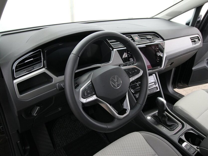 VW Touran 1.5 TSI 7-DSG Comfortline 7-SITZ+NAVI+AHK 22.923 km 32.790 € Hagenow 19230