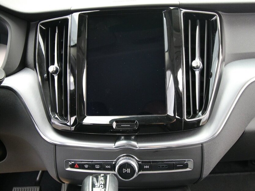 XC60 D4 2WD Momentum LED+AHK+NAVI+360°KAMERA