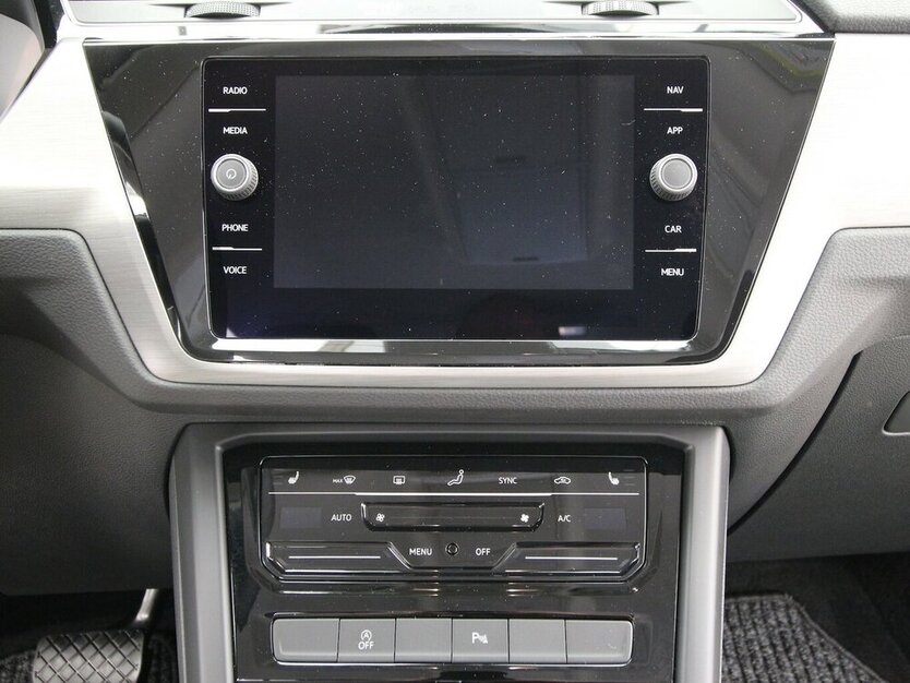 VW Touran 1.5 TSI 7-DSG Comfortline 7-SITZ+NAVI+AHK 23.190 km 32.790 € Hagenow 19230