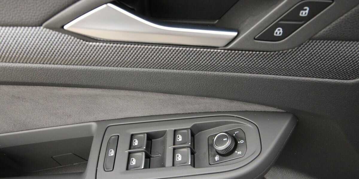 VW Golf VIII Variant 1.5 TSI R-Line LED+KAMERA+ACC 38.673 km 25.900 &euro; Hagenow 19230