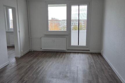 gut geschnittene 3-Raum-Dachgeschosswohnung mit Wannenbad, Balkon und Keller 3 zimmer