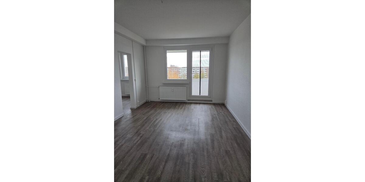 gut geschnittene 3-Raum-Dachgeschosswohnung mit Wannenbad, Balkon und Keller 3 zimmer