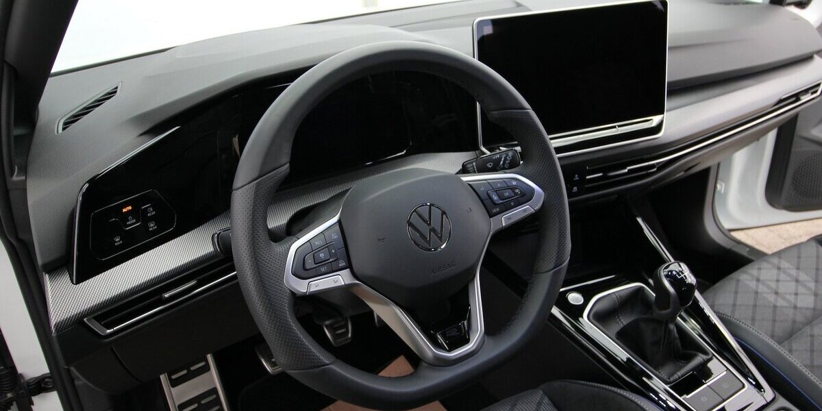 VW Golf VIII Variant 1.5 TSI R-Line LED+KAMERA+ACC 32.787 km 25.900 &euro; Hagenow 19230