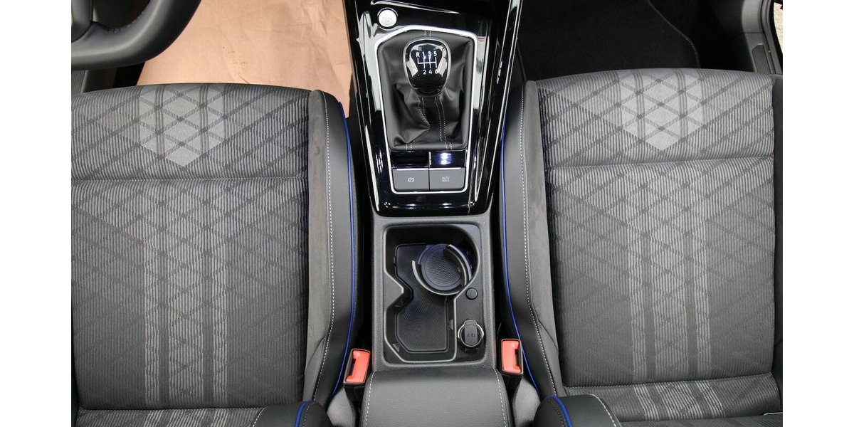 VW Golf VIII Variant 1.5 TSI R-Line LED+KAMERA+ACC 35.963 km 25.900 &euro; Hagenow 19230