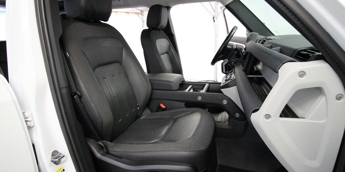 Land Rover Defender D240 2.0 SE AWD LED+AHK+PANO+MEMORY+ACC 72.263 km 43.911 &euro; Hagenow 19230