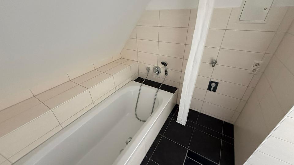 Dachgeschoßwohnung Schwerin Friedrichsthal - 4 Zimmer, 137 m&sup2;, 1.370&euro; | Angebot:25855164