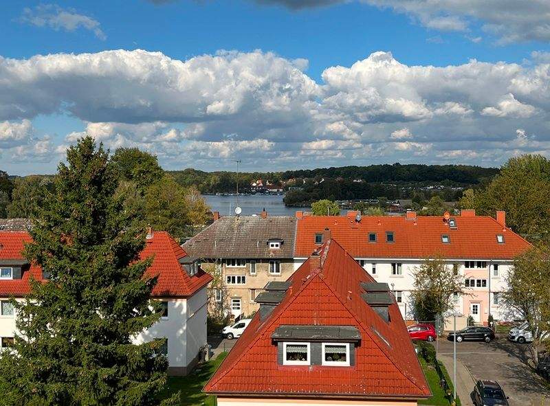 Lichtdurchflutete Dachgeschosswohnung mit Heidensee-Blick und neuer Einbauküche in 19055 Schwerin 3 zimmer