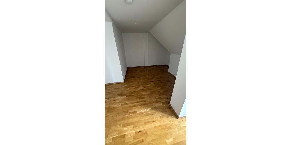 Dachgeschoßwohnung Schwerin Friedrichsthal - 4 Zimmer, 137 m&sup2;, 1.370&euro; | Angebot:25855164