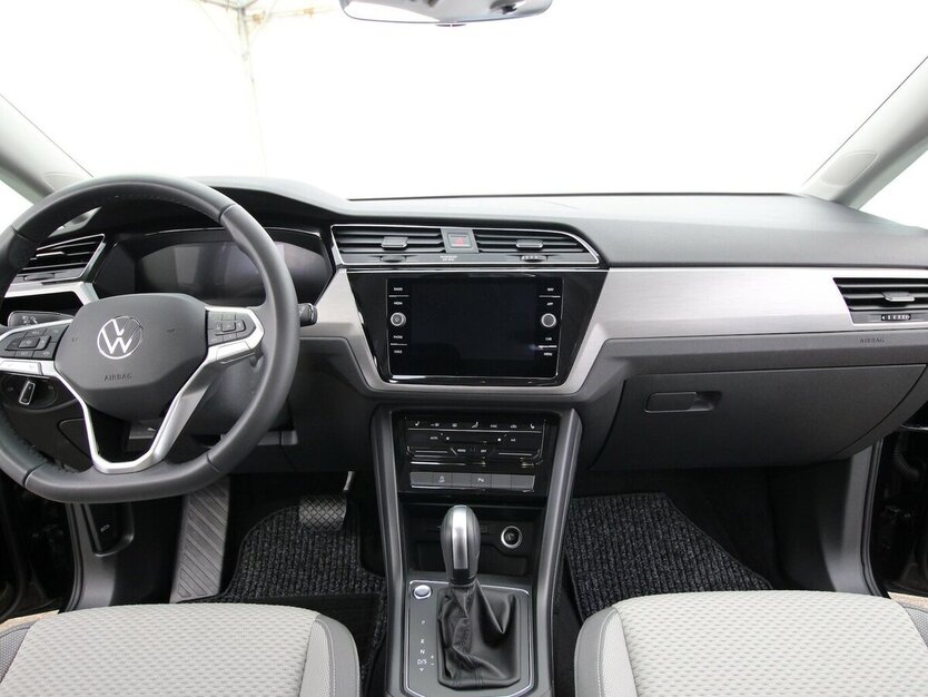 VW Touran 1.5 TSI 7-DSG Comfortline 7-SITZ+NAVI+AHK 22.923 km 32.790 € Hagenow 19230