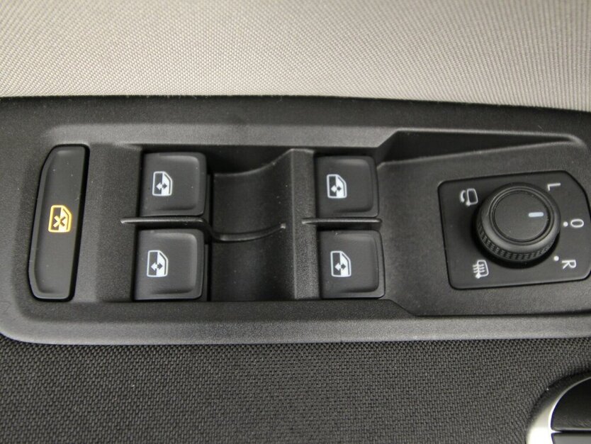 VW Touran 1.5 TSI 7-DSG Comfortline 7-SITZ+NAVI+AHK 25.069 km 32.790 € Hagenow 19230