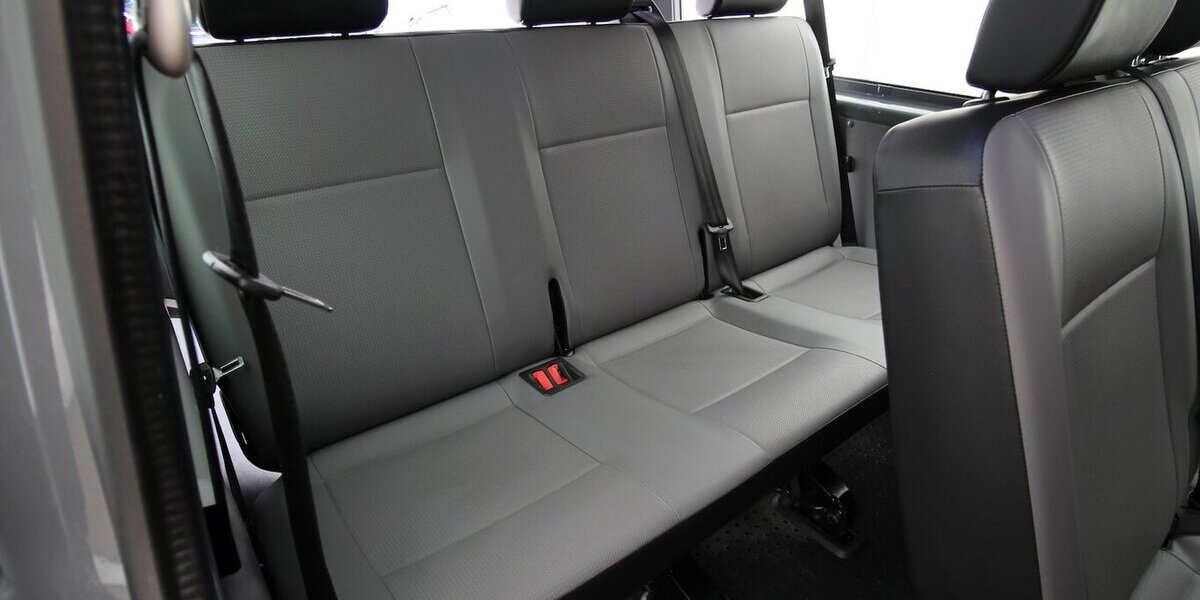 VW T6.1 Transporter Kombi lang 2.0 TDI 9-SITZER+AHK 161.457 km 27.900 &euro; Hagenow 19230