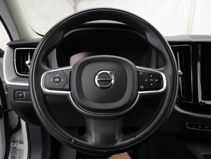 XC60 D4 2WD Momentum LED+AHK+NAVI+360°KAMERA