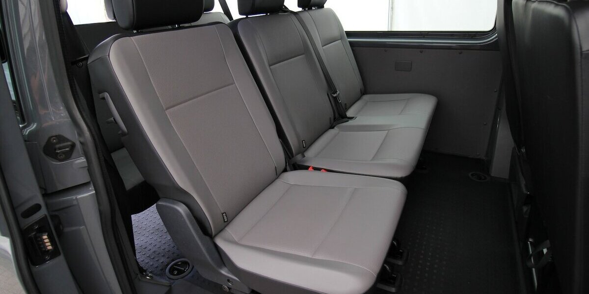 VW T6.1 Transporter Kombi lang 2.0 TDI 9-SITZER+AHK 161.457 km 27.900 &euro; Hagenow 19230