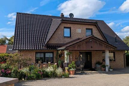 großes Einfamilienhaus + Doppelgarage mit Obergeschoss