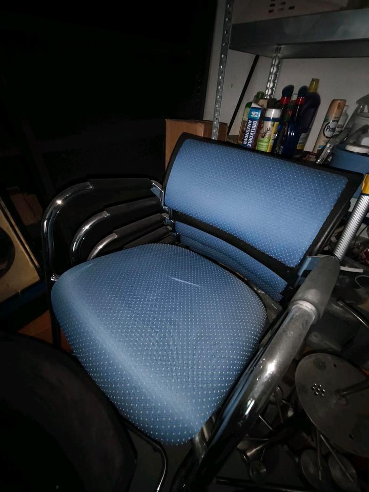 6 blaue Stühle