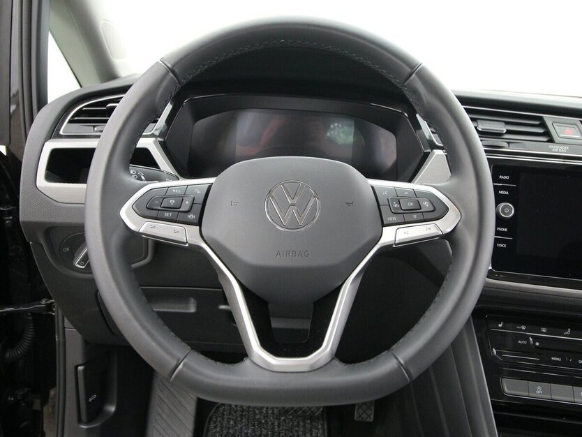 VW Touran 1.5 TSI 7-DSG Comfortline 7-SITZ+NAVI+AHK 22.923 km 32.790 € Hagenow 19230