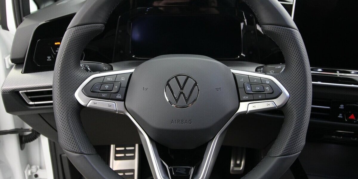 VW Golf VIII Variant 1.5 TSI R-Line LED+KAMERA+ACC 29.466 km 27.500 &euro; Hagenow 19230