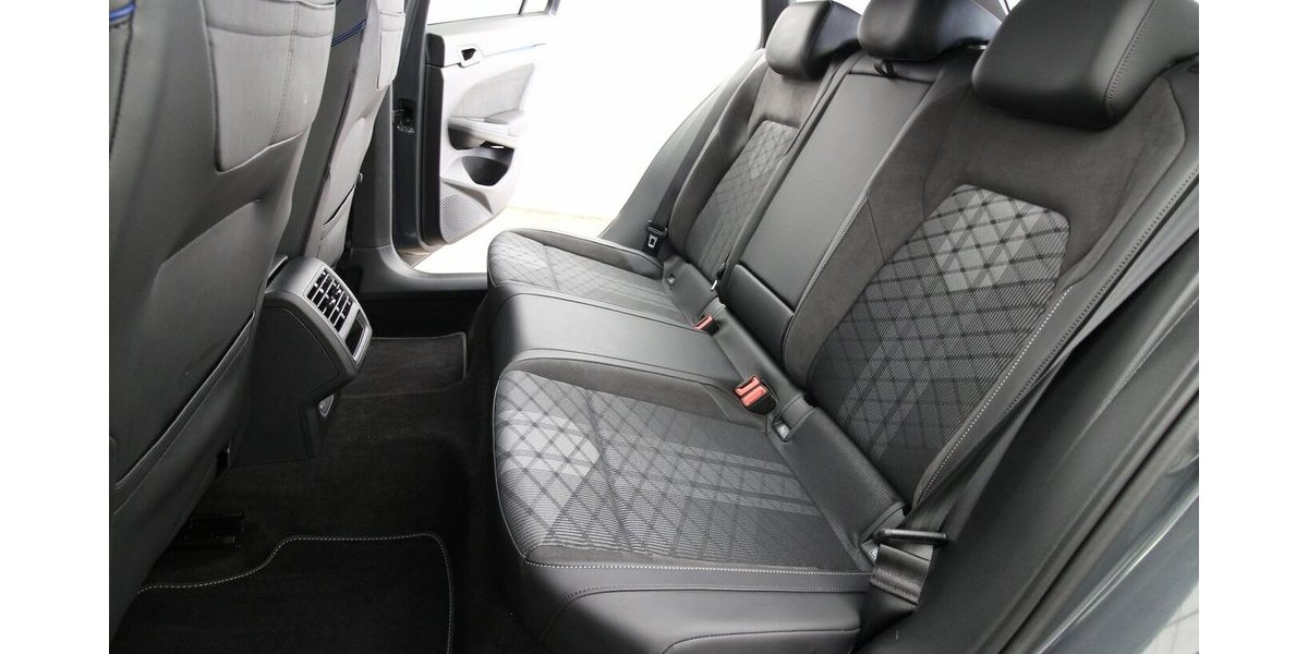 VW Golf VIII Variant 1.5 TSI R-Line LED+KAMERA+ACC 38.673 km 25.900 &euro; Hagenow 19230